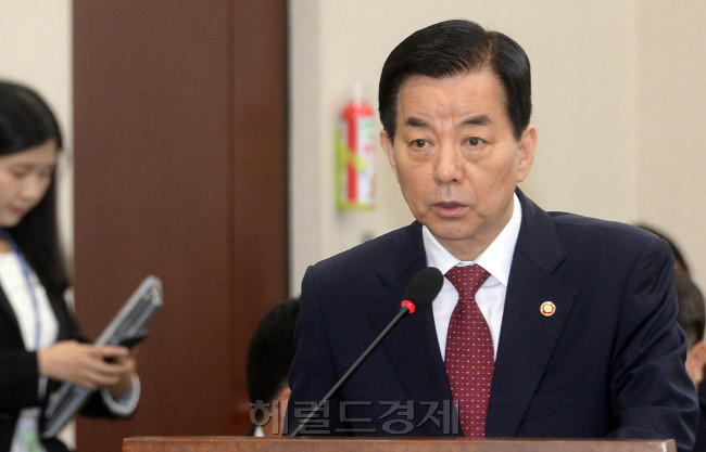 한민구 국방부 장관이 3일 오전 서울 여의도 국회에서 열린 국방위원회에 참석해 현안보고를 하고 있다./ 안훈 기자 rosedale@heralddcorp.com