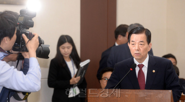 한민구 국방부 장관이 3일 오전 서울 여의도 국회에서 열린 국방위원회에 참석해 현안보고를 하고 있다./ 안훈 기자 rosedale@heralddcorp.com