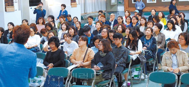 지난달 29일 서울 광진구청 대강당에서 열린 대학입시 설명회에 참석한 수험생과 학부모들이 강사의 특강을 경청하고 있다. 정희조 기자/checho@heraldcorp.com