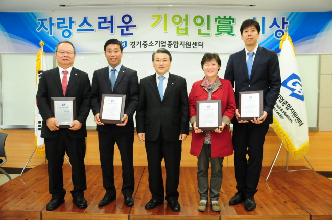 3일 경기중기센터 4층 창조실에서 개최된 ‘이 달의 자랑스러운 기업인賞’ 시상식에서 (왼쪽부터) ㈜파트라 한상국 대표, ㈜케이함 함창석 대표, ㈜다래월드 이정옥 대표, ㈜센코 하승철 대표가 기념촬영 을 하고 있다.
3일 경기중기센터 4층 창조실에서 개최된 ‘이 달의 자랑스러운 기업인賞’ 시상식에서 (왼쪽부터) ㈜파트라 한상국 대표, ㈜케이함 함창석 대표, ㈜다래월드 이정옥 대표, ㈜센코 하승철 대표가 기념촬영 을 하고 있다.