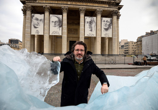 Danish-Icelandic artist Olafur Eliasson poses beside his art installation “Ice Watch” made with parts of Greenland’s ice cap, on display in front of the Pantheon in Paris in 2015. (AFP-Yonhap)