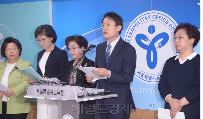 중앙정부에 누리과정 예산지원을 촉구하는 공동입장 발표 기자회견이 3일 오후 교육청에서 열렸다. 서울시교육청,유치원연합회,어린이집연합회등은 공동입장발표에서 중앙정부의 긴급지원으로 미편성된 누리과정  예산문제를 해결할 것,안정적인 누리과정 정착을 위해 지방교육재정교부금 비율을 상향조정할 것, 당면한 보육대란의 해결책 마련을 위해 즉각적인 대화를 시작할것을 발표했다. 정희조 기자/checho@heraldcorp.com