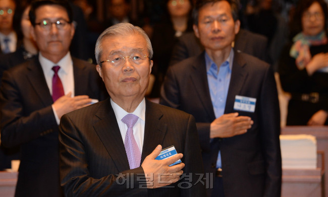 3일 오후 서울 여의도 국회에서 열린 더불어민주당 ‘제20대 국회의원 당선자-당무위원 연석회의’에 참석한 김종인 비상대책위원회 대표가 국민의례를 하고 있다./ 안훈 기자 rosedale@heraldcorp.com