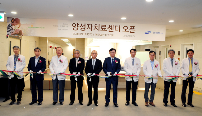 삼성서울병원은 3일 양성자치료센터 개소식을 열고 양성자 치료기의 본격적인 가동에 들어갔다. 사진 왼쪽부터, 임도훈 방사선종양학과 과장, 정규하 행정부원장, 박윤수 진료부원장, 카즈토 카네시게 스미토모중공업 수석부사장, 윤순봉 삼성생명공익재단 대표이사, 권오정 원장, 임영혁 연구부원장, 고광철 기획총괄, 남석진 암병원장, 최두호 양성자치료센터장.
삼성서울병원은 3일 양성자치료센터 개소식을 열고 양성자 치료기의 본격적인 가동에 들어갔다. 사진 왼쪽부터, 임도훈 방사선종양학과 과장, 정규하 행정부원장, 박윤수 진료부원장, 카즈토 카네시게 스미토모중공업 수석부사장, 윤순봉 삼성생명공익재단 대표이사, 권오정 원장, 임영혁 연구부원장, 고광철 기획총괄, 남석진 암병원장, 최두호 양성자치료센터장.