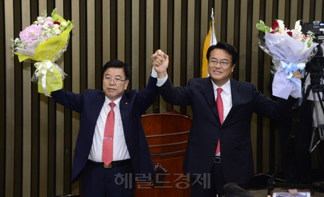 3일 오후 서울 여의도 국회에서 열린 새누리당 차기 원내대표 경선에서 선출된  정진석 당선인과, 정책위의장의 김광림 의원이 당직자들에게 인사를 하고 있다. 박해묵 기자/mook@heraldcorp.com