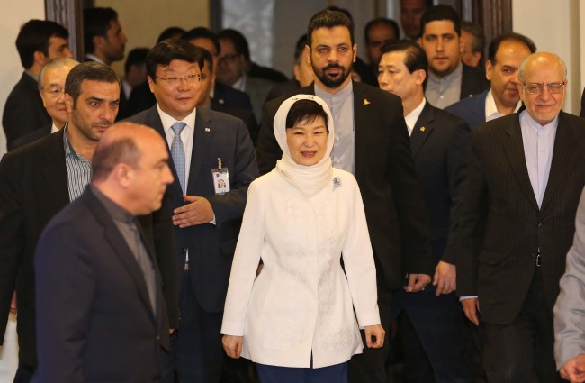 President Park Geun-hye attends a business forum at Espinas Palace Hotel in Tehran, Iran, on May 3. (Yonhap)