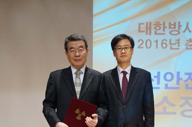 이재기 초대 방사선안전문화연구소장(좌), 임영기 대한방사선방어학회 회장(우)
이재기 초대 방사선안전문화연구소장(좌), 임영기 대한방사선방어학회 회장(우)