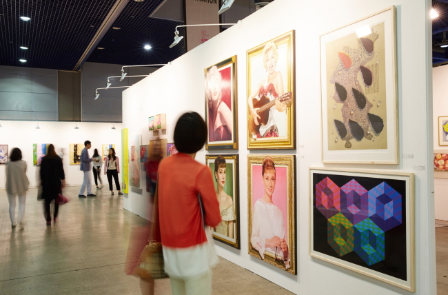 Visitors view artworks at the Seoul Open Art Fair in May 2015. (Seoul Open Art Fair)