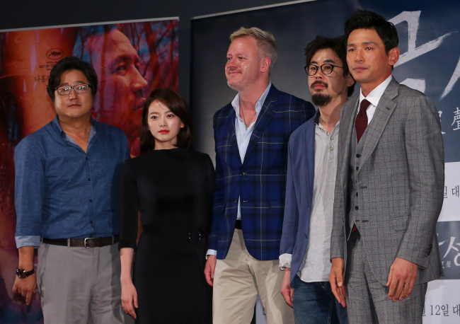 From left: actor Kwak Do-won, actress Chun Woo-hee, president of Fox International Production Tomas Jegeus, director Na Hong-jin and actor Hwang Jung-min pose for a photo after a press screening of “The Wailing” in Seoul on Tuesday. (Yonhap)