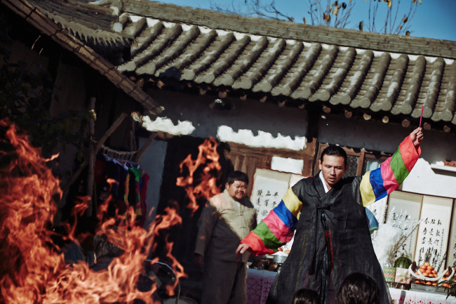 Hwang Jung-min stars as a shaman in “The Wailing” (Fox International Productions)