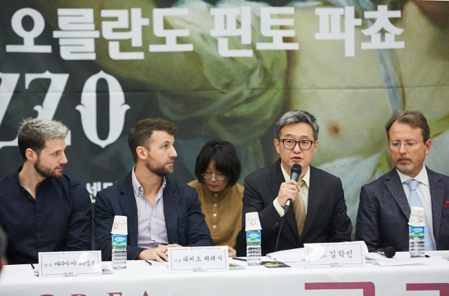 Kim Hak-min (second from right), artistic director of Korea National Opera, speaks at a press conference held at the Seoul Arts Center’s N Studio on Wednesday. (Korea National Opera)