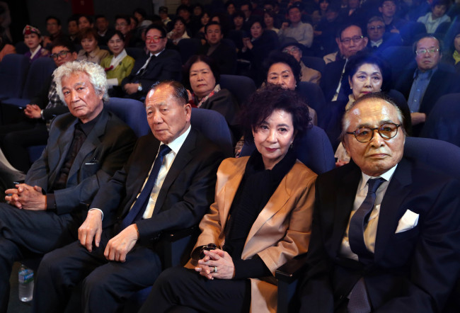 Kim Dong-ho (second left) attends an event at Seoul’s Jongno-gu on April 9. Kim was appointed Busan International Film Festival’s new chairman Wednesday. (Yonhap)