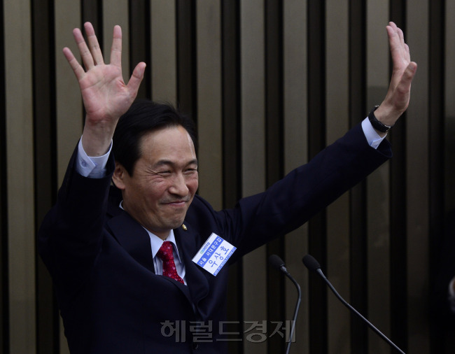 4일 오후 서울 여의도 국회에서 제20대 국회 제1기 더불어민주당 원내대표 선거에서 신임 원내대표로 선출된 우상호 의원이 당직자들에게 인사하고 있다. 박해묵 기자/mook@heraldcorp.com