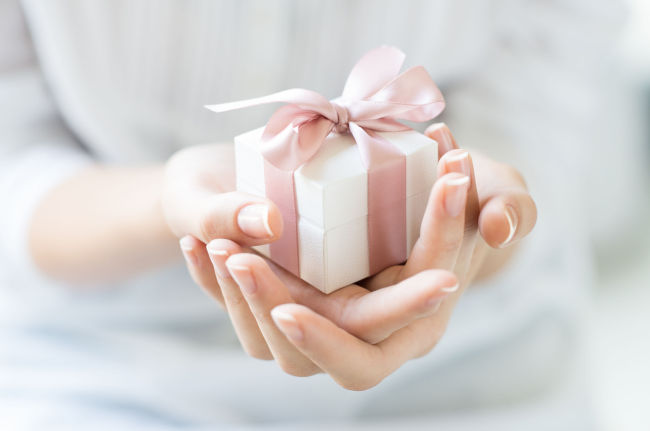 Many Koreans feel financially burdened in May, a month of gift-giving (123RF)