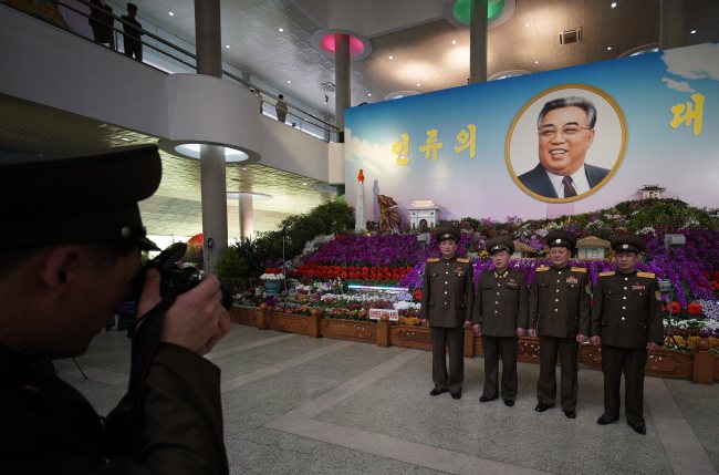<YONHAP PHOTO-1466> epa05291352 A picture made available on 06 May 2016 shows military personnel posing for a photograph before the portrait of Kim Il-sung during the Immortal Flower Festival 'Kimilsungia' in Pyongyang, North Korea, 13 April 2016. North Korea will hold the party congress of its ruling Korean Workers' Party for the first time in 36 years on 06 May 2016. EPA/FRANCK ROBICHON/2016-05-06 11:03:05/ <저작권자 ⓒ 1980-2016 ㈜연합뉴스. 무단 전재 재배포 금지.>