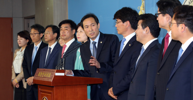 The Minjoo Party of Korea’s new floor leader Rep. Woo Sang-ho (center) introduces his team at the National Assembly on Sunday. (Yonhap)