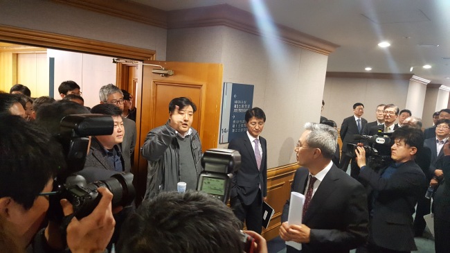지난 3월 30일 오전 서울 명동 은행연합회관에서 제4차 사용자협의회 대표자 회의 개최 후 금융산업사용자협의회 측과 금융노조 측이 대치하고 있다. 이날 금융산업사용자협의회 회장인 하영구 은행연합회장이 기자 간담회를 열 예정이었으나 금융노조의 저지로 무산됐다.