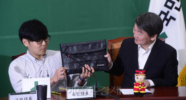 안철수 국민의당 공동대표가 9일 오전 서울 여의도 국회에서 최고위원회의를 주재하고 있다. 박해묵 기자/mook@heraldcorp.com