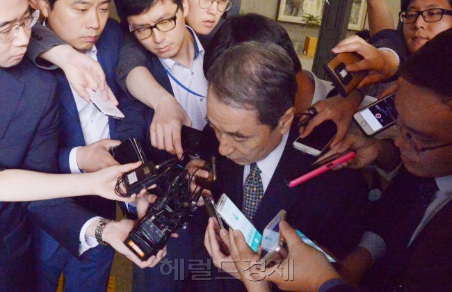 9일 오전 서울중앙지검에 출두한 신현우 전 옥시 대표이사가 취재진에 둘러싸인 채 질문에 답하고 있다. 정희조 기자/checho@heraldcorp.com