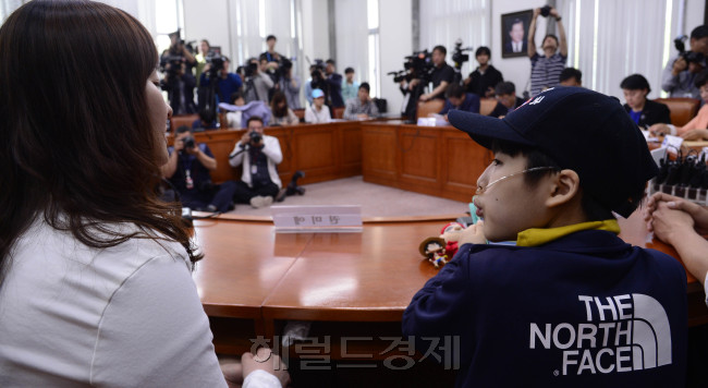 9일 오전 서울 여의도 국회 더불어민주당 당 대표회의실에서 가습기 살균대책특위 1차회의가 열린 가운데 양승조 위원장이 모두발언을 하고 있다. 박해묵 기자/mook@heraldcorp.com