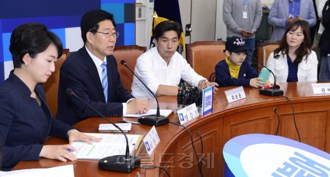 9일 오전 서울 여의도 국회 더불어민주당 당 대표회의실에서 가습기 살균대책특위 1차회의가 열린 가운데 양승조 위원장이 모두발언을 하고 있다. 박해묵 기자/mook@heraldcorp.com