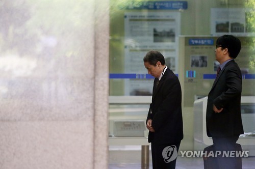 신현우 전 옥시레킷벤키저 대표가 9일 가습기 살균제 사망사고 관련 조사를 받기 위해 서초동 서울중앙지검으로 들어가기 위해 엘리베이터 앞에 서 있다.(Yonhap)