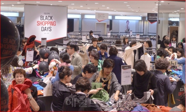 지난 4일 오후 롯데백화점 본점에서 롯데백화점이 5일간 황금 연휴를 맞아 ‘블랙쇼핑데이(BLACK SHOPPING DAY)’를 열어 다양한 상품행사와 프로모션을 진행한 가운데 많은 고객들이 상품을 살펴보고 있다.
이상섭 기자/babtong@heraldcorp.com