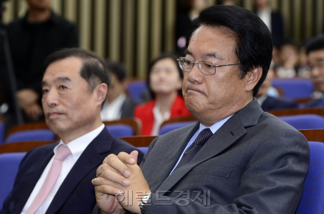 정진석 새누리당 신임 원내대표가 9일 오후 서울 여의도 국회에서 열린 당선자 총회에 참석해 굳은 표정을 짓고 있다. 박해묵 기자/mook@heraldcorp.com