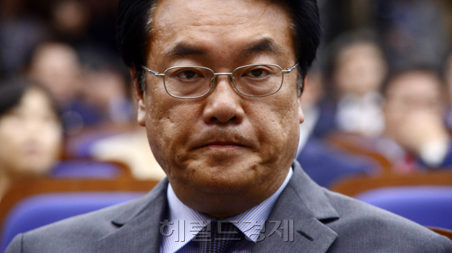 정진석 새누리당 신임 원내대표가 9일 오후 서울 여의도 국회에서 열린 당선자 총회에 참석해 굳은 표정을 짓고 있다. 박해묵 기자/mook@heraldcorp.com