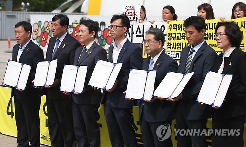9일 오후 경기도 안산시 단원구 세월호 희생자 정부합동분향소에서 열린 '4·16 안전교육 시설 건립을 위한 협약식'에서 참석자들이 기념촬영을 하고 있다. 왼쪽부터 제종길 안산시장, 윤화섭 경기도의회 의장, 남경필 경기도지사, 전명선 416가족협의회 운영위원장, 이재정 경기도교육감, 정광윤 단원고 교장, 노선덕 안산교육장. 단원고 존치교실은 안산교육지원청 별관에 한시 보존하고 4·16 안전교육시설 건립 후 이전하게 된다. (Yonhap)