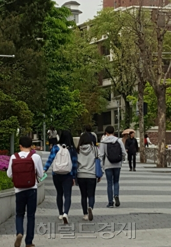 교육부의 프라임사업 대상 대학 선정이후 고3 수험생ㆍ학부모의 혼란과 대학생들의 반발 등 후폭풍이 거세게 불고 있다. 사진은 대학 캠퍼스 전경.