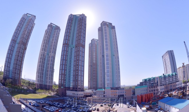 요진건설이 경기도 일산동구 백석동에 지은 요진 와이시티 전경. 사진 하단 파스텔톤의 건물은 이 회사가 패션ㆍ식음료 브랜드에 임대하기로 한 상가 ‘벨라시타(가칭)’의 모습이다. 상가 앞 쪽엔 300실 규모의 특급호텔이 운영될 예정이어서 와이시티 2404가구의 배후 수요와 더불어 상권이 활성화할지 주목된다. [사진=이상섭 기자/babtong@heraldcorp.com]