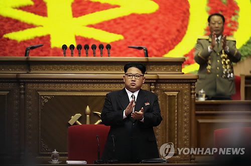 김정은 북한 국방위원회 제1위원장이 9일 노동당 대회에서 당 위원장 자리에 올랐다고 NHK가 보도했다. 김영남 최고인민위원회 상임 위원장은 이날 외신의 당 대회 취재를 허용한 장소에서 이를 발표했다. 또 당 정치국 상무위원에는 김정은 제1위원장과 김영남 상임 위원장, 황병서 군 총정치국장 외에 새롭게 박봉주 총리와 최룡해 당 비서가 뽑혀 총 5명이 됐다. 사진은 이날 당대회장에 양복입고 나온 김정은이 박수치는 모습. (Yonhap)