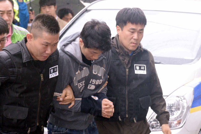 안산 대부도 토막시신 유기사건을 수사중인 경찰이 10일 범인으로 검거된 조성호군을 대동, 인천 연수동 본인 원룸에서 현장검증을 하기 위해 현장으로 향하고 있다. <br />정희조 기자/checho@heraldcorp.com  160510
안산 대부도 토막시신 유기사건을 수사중인 경찰이 10일 범인으로 검거된 조성호군을 대동, 인천 연수동 본인 원룸에서 현장검증을 하기 위해 현장으로 향하고 있다.
정희조 기자/checho@heraldcorp.com  160510