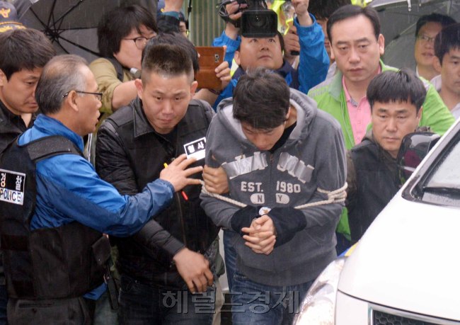 경기 안산 대부도 토막살인 피의자 조성호(30) 씨가 10일 오전 인천시 연수구 모 빌라에서 현장검증을 받으려고 내부로 들어서고 있다. 조 씨는 직장동료 최모(40) 씨를 둔기로 내리쳐 살해한 뒤 시신을 훼손해 안산 대부도 일대에 유기한 혐의를 받고 있다. 정희조 기자/checho@heraldcorp.com