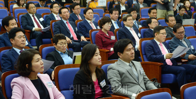 10일 서울 여의도 국회에서 열린 새누리당 초선의원 연찬회에 참석한  초선의원들이 정진석 원내대표의 모두발언을 듣고 있다.박해묵 기자/mook@heraldcorp.com
