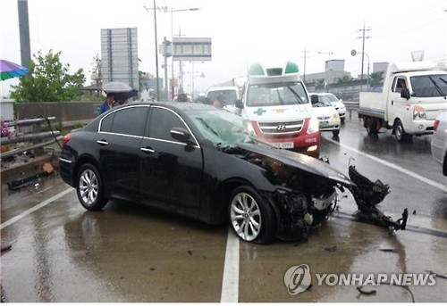 10일 새누리당 여상규 국회의원(사천·남해·하동)이 탄 제네시스 승용차가 사천시 사천읍 사천2교 교량 난간을 들이받아 심하게 부서졌다. 이 사고로 승용차를 몰던 사천지역 사무장 강 모(39) 씨가 숨졌고, 여 의원은 목 부위 등을 다쳤다. 2016.5.10 (Yonhap)
