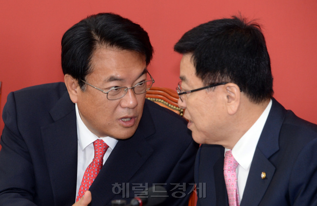 11일 오전 서울 여의도 국회에서 열린 새누리당 원내지도부-중진의원 연석회의에서 정진석(왼쪽) 원내대표가 김광림 정책위의장과 이야기를 나누고 있다./ 안훈 기자 rosedale@heraldcorp.com