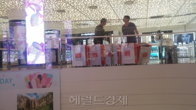 많은 물품을 구매한 중국인 관광객들