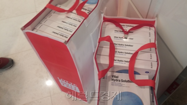 한 중국인 관광객은 지인들과 나누기 위해 같은 팩 60여개를 구입했다.