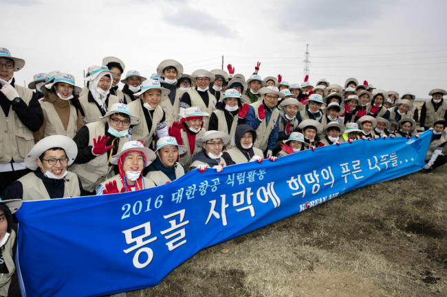 대한항공 임직원들이 몽골 바가노르시 주민과 함께 나무를 심은 뒤 기념 촬영을 하고 있다. 대한항공은 올해로 13년째 나무심기 봉사활동을 이어가고 있다 . [사진제공=대한항공]