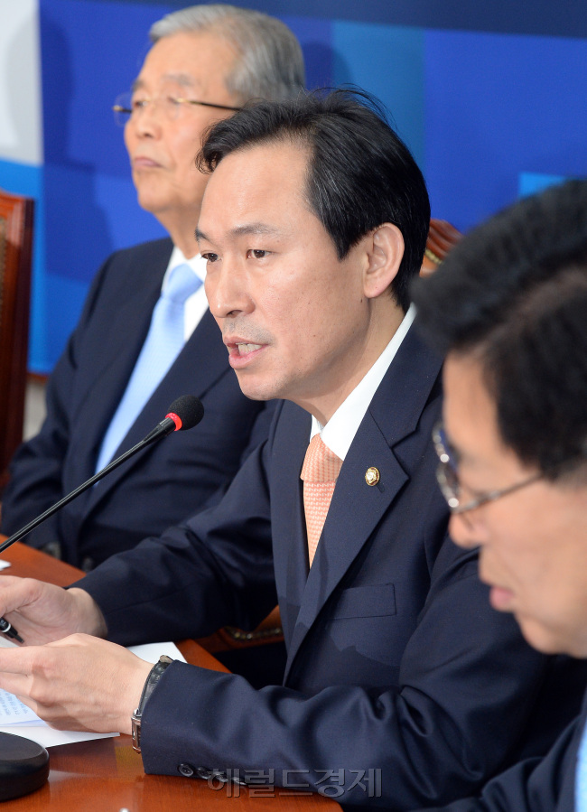 11일 오전 서울 여의도 국회에서 열린 더불어민주당 비상대책위회의에서 우상호 원내대표가 모두발언을 하고 있다./ 안훈 기자 rosedale@heraldcorp.com