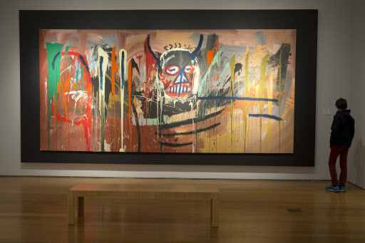 A visitor inspects “Untitled” by Jean-Michel Basquiat during the press preview of “Bound to Fail” on April 29, 2016 at Christie’s auction house in New York. (AP-Yonhap)