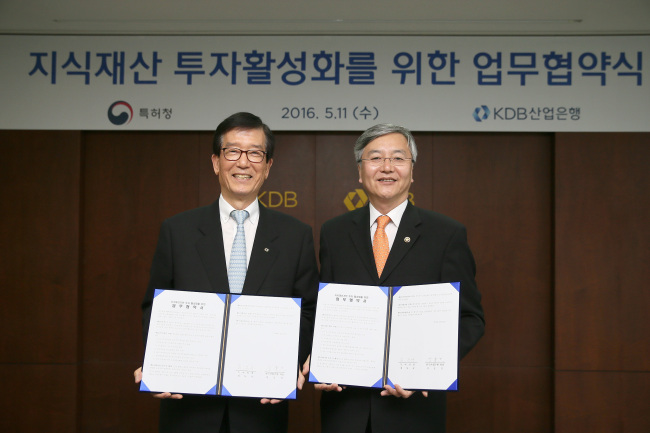 산업은행(행장 이동걸·왼쪽)과 특허청(청장 최동규)이 지난 11일 500억원 규모의 특허가치펀드를 조성하는 ‘지식재산 투자활성화를 위한 업무 협약식’을 가졌다.