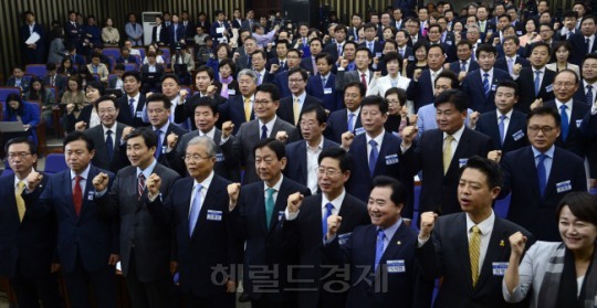 지난 20일 국회에서 열린 더민주 당선자 대회에서 당선자들이 파이팅을 외치고 있다. /사진=박해묵 기자/mook@heraldcorp.com