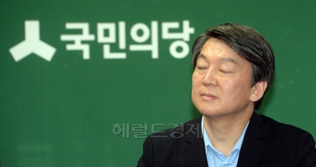 안철수 국민의당 상임공동대표가 4월 22일 오전 서울 마포 당사에서 열린 최고위원회의에서 생각에 잠겨 있다./ 안훈 기자 rosedale@heraldcorp.com