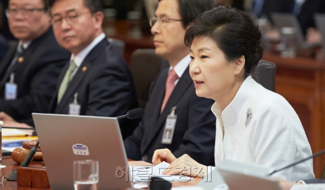 박근혜 대통령이 120개 모든 공공기관의 성과연봉제 도입을 강조하고 있다. 박 대통령이 지난 10일 청와대에서 열린 국무회의에서 발언하고 있다.[사진=헤럴드경제DB]