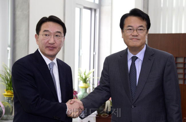 박근혜 대통령과 여야 3당 원내대표 회동 하루 전인 12일 청와대 현기환 정무수석(왼쪽)이 국회를 방문, 새누리당 정진석 원내대표를 만나 악수하고 있다.
박해묵 기자/mook@heraldcorp.com
