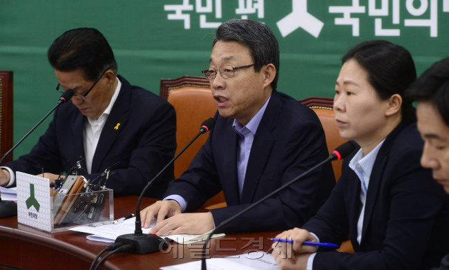 김성식 국민의당 정책위의장이 12일 오전 서울 여의도 국회에서 열린 원내정책회의에서 모두발언을 하고 있다. 박해묵 기자/mook@heraldcorp.com