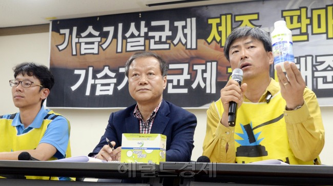 가습기살균제 피해자와 가족모임 및 환경보건시민센터가 12일 오전 서울 중구 서소문 환경재단 레이첼카슨홀에서 최근 영국 옥시 본사를 방문한데 이어 지난 9일~10일 이틀동안의 덴마크 항의 방문의 활동 내용을 담은 사진과 동영상을 공개하며 기자회견을 하고 있다. 이들은 영국 옥시 본사에 찾아갔으나 사과를 받지 못했다며 울분을 터뜨렸다. 이들은 ‘세퓨’ 제품도 들어보이면서 관련 대책을 촉구했다.박현구 기자/phko@heraldcorp.com